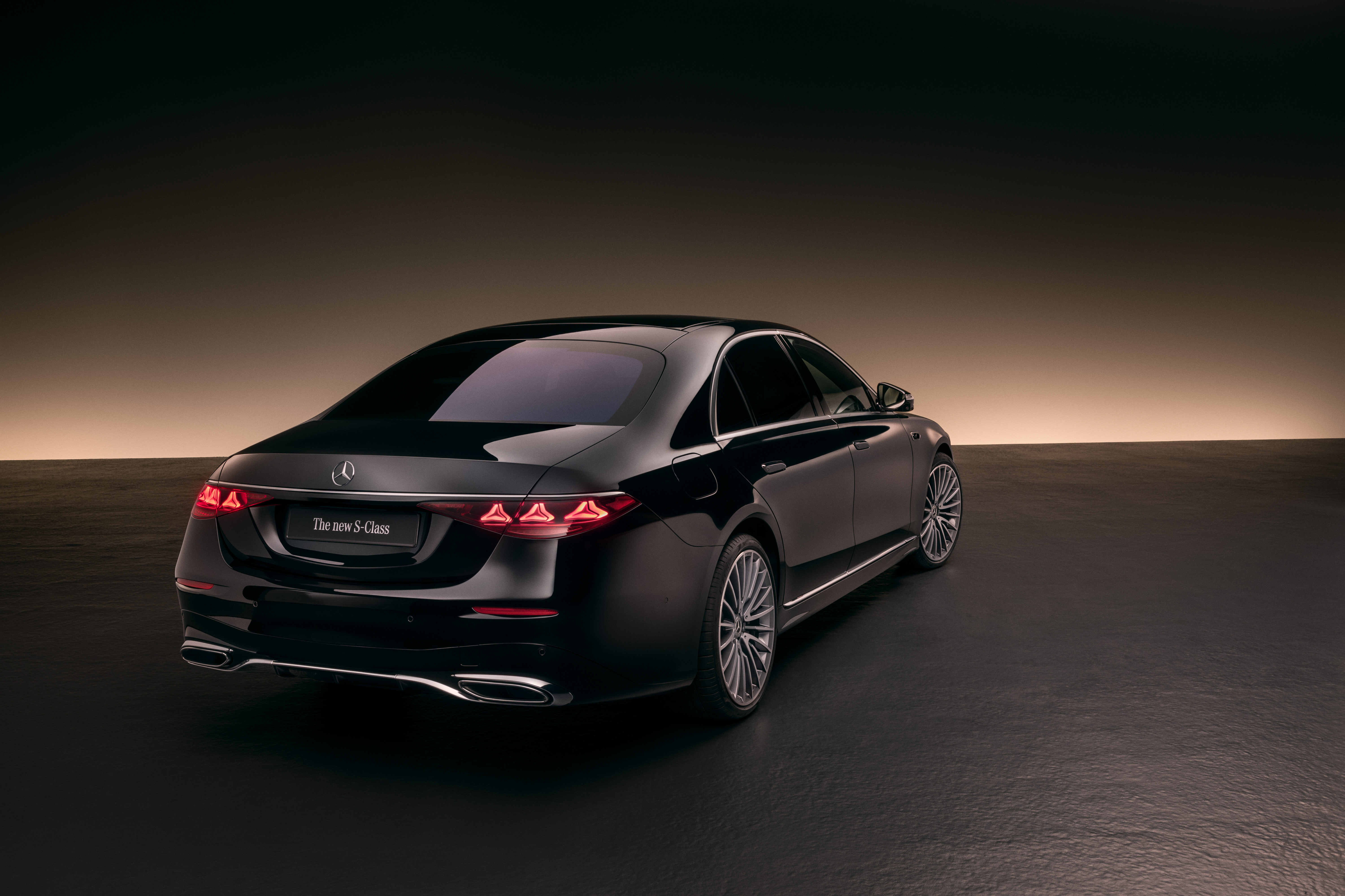 Mercedes-Benz S-Class představuje absolutní špičku luxusu, technologií a komfortu. Objevte inovativní interiér, nejmodernější asistenty, digitální technologie a prémiový zážitek z jízdy. Luxusní limuzína nové generace k objednání na AUTOiBUY.com